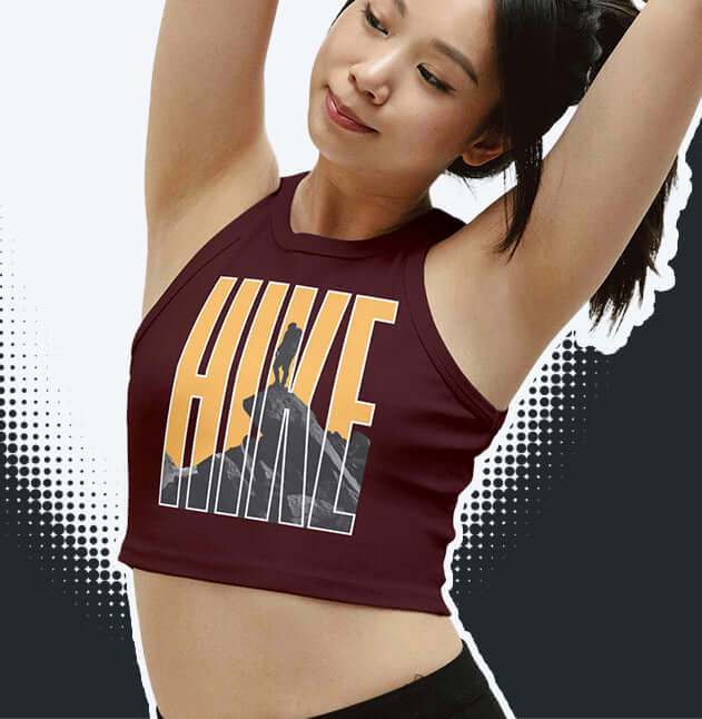 Sportlicher Crop-Top mit "HIKE"-Aufdruck, ideal für aktive Outdoor-Situationen und Wanderabenteuer.
