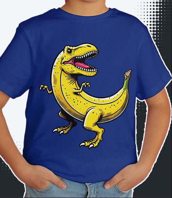 Kind trägt T-Shirt mit lustigem Dinosaurier-Banane-Design auf blauem Hintergrund.