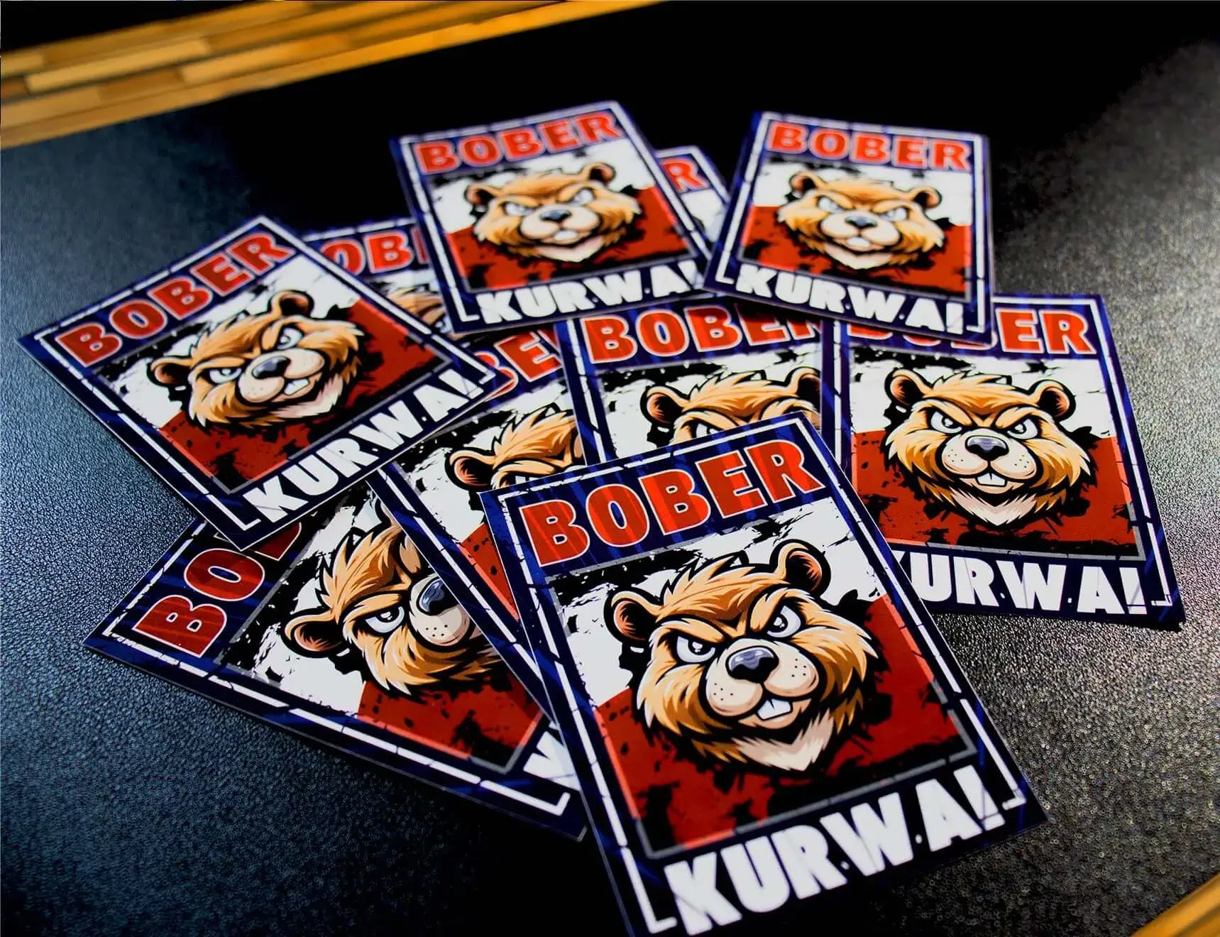 Bober Kurwa Sticker im Haufen gestreut, freches Motiv mit Biberkopf auf blau-rotem Hintergrund