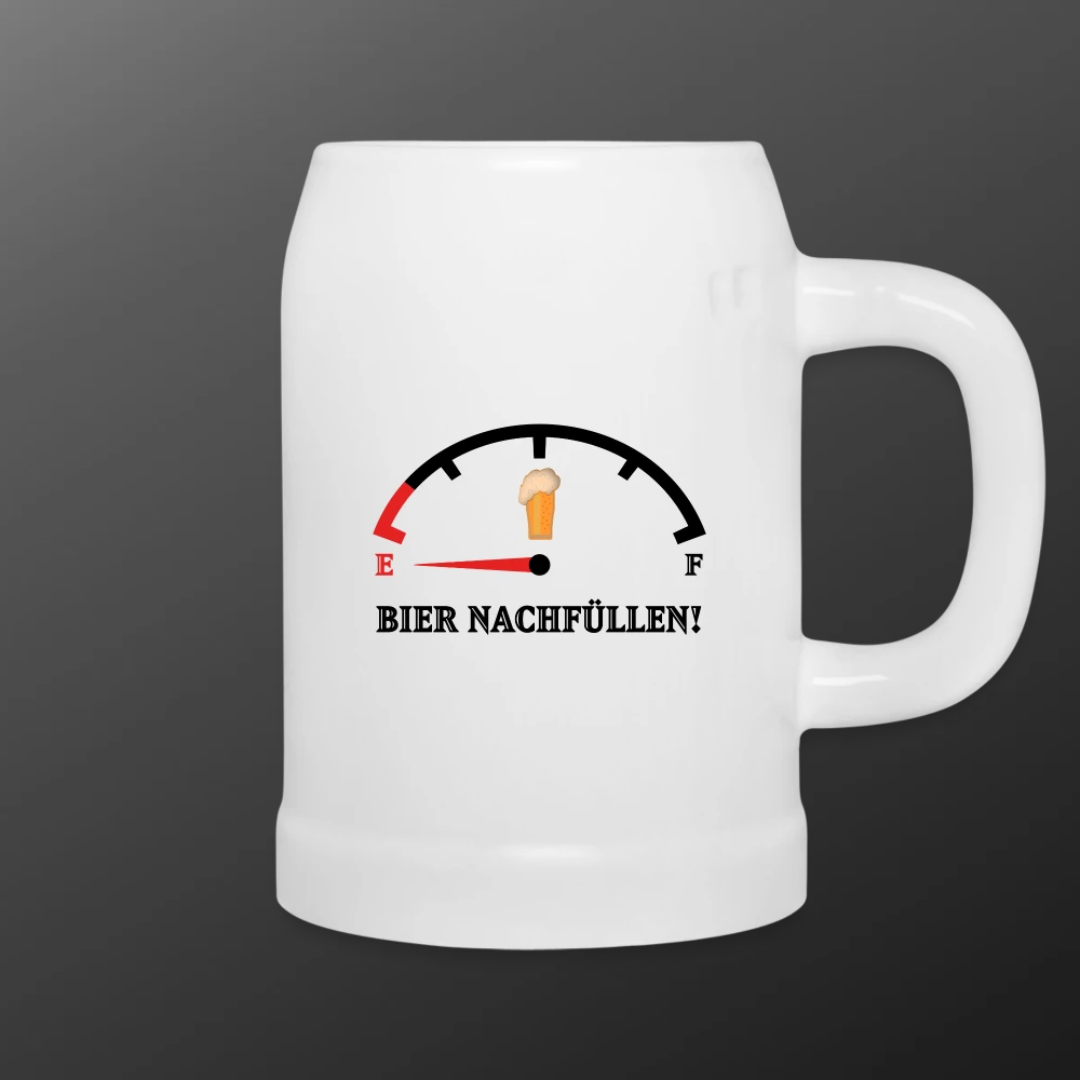 Lustiger Bierkrug mit Tankanzeige und der Aufschrift „Bier nachfüllen!“ – das perfekte Fun-Geschenk für Partys, Männerabende und alle mit chronisch leerem Glas.