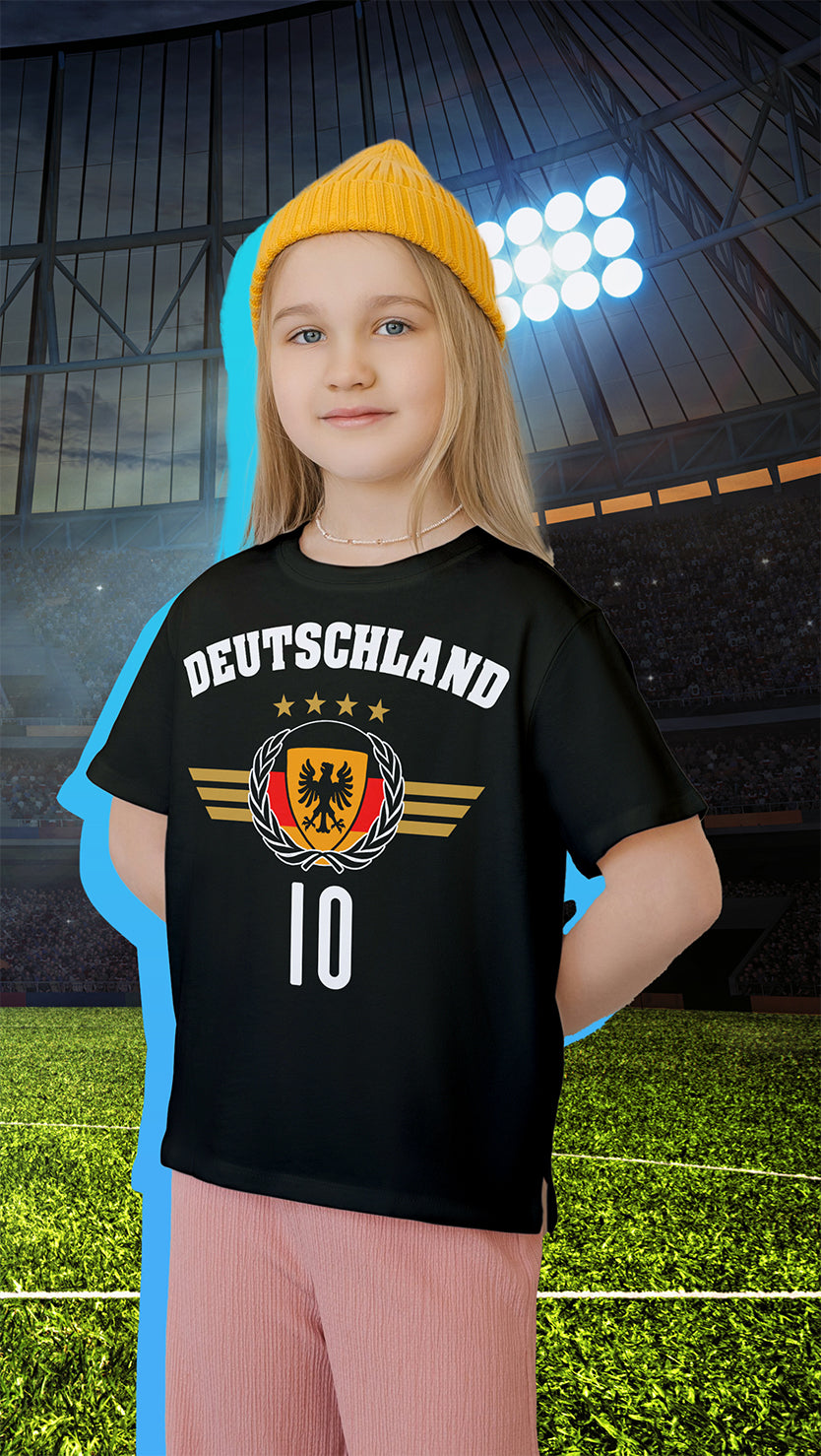 Kinder-T-Shirt für kleine EM 2024 Fans, farbenfroh gestaltet mit einem kinderfreundlichen Deutschland Fan-Motiv, das Spiel und Spaß rund um Fußball thematisiert. Perfekt für junge Sportfans, bietet es Bequemlichkeit und Haltbarkeit für Spiel und Freizeit.