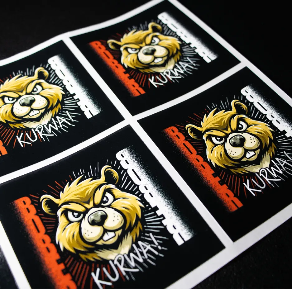 Vier Bober Kurwa Sticker nebeneinander auf schwarzem Trägerpapier, kräftiges Druckbild mit witzigem Statement