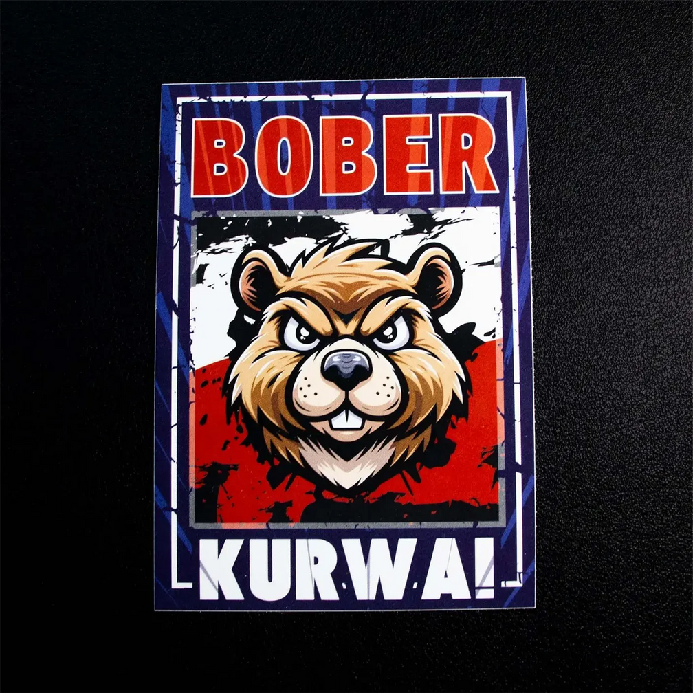 Einzelner Bober Kurwa Sticker mit wütendem Comic-Biber und rot-weiß-blauem Design auf schwarzem Untergrund