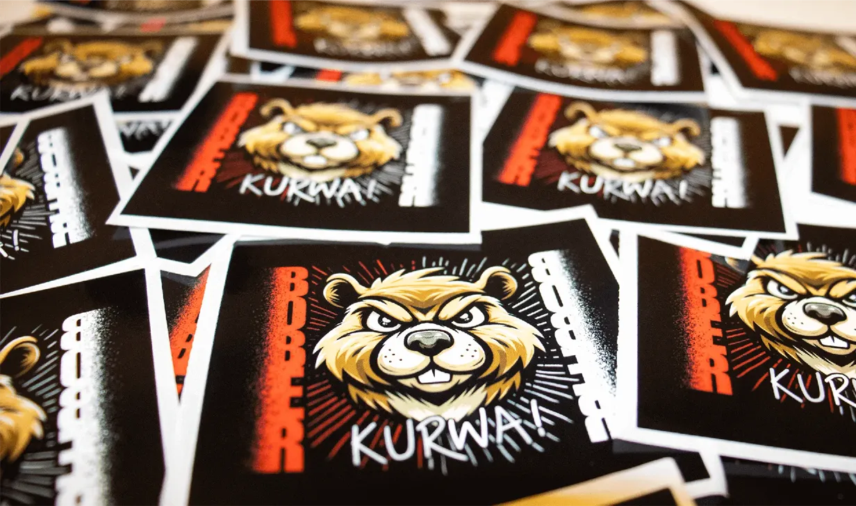 Mehrere Bober Kurwa Sticker wild verteilt auf dunkler Fläche, humorvoller Eyecatcher mit bissigem Biber