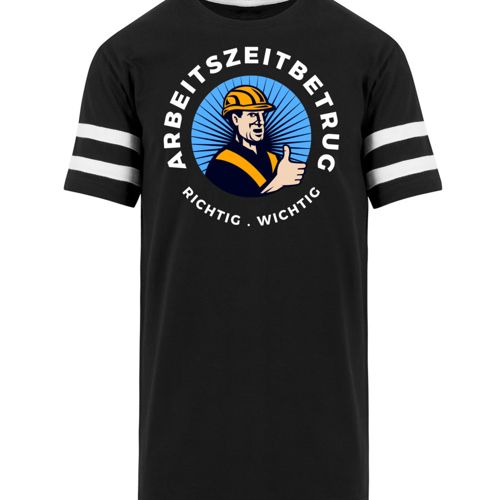 Schwarzes Footballshirt mit weißen Streifen und Aufdruck Arbeitszeitbetrug

