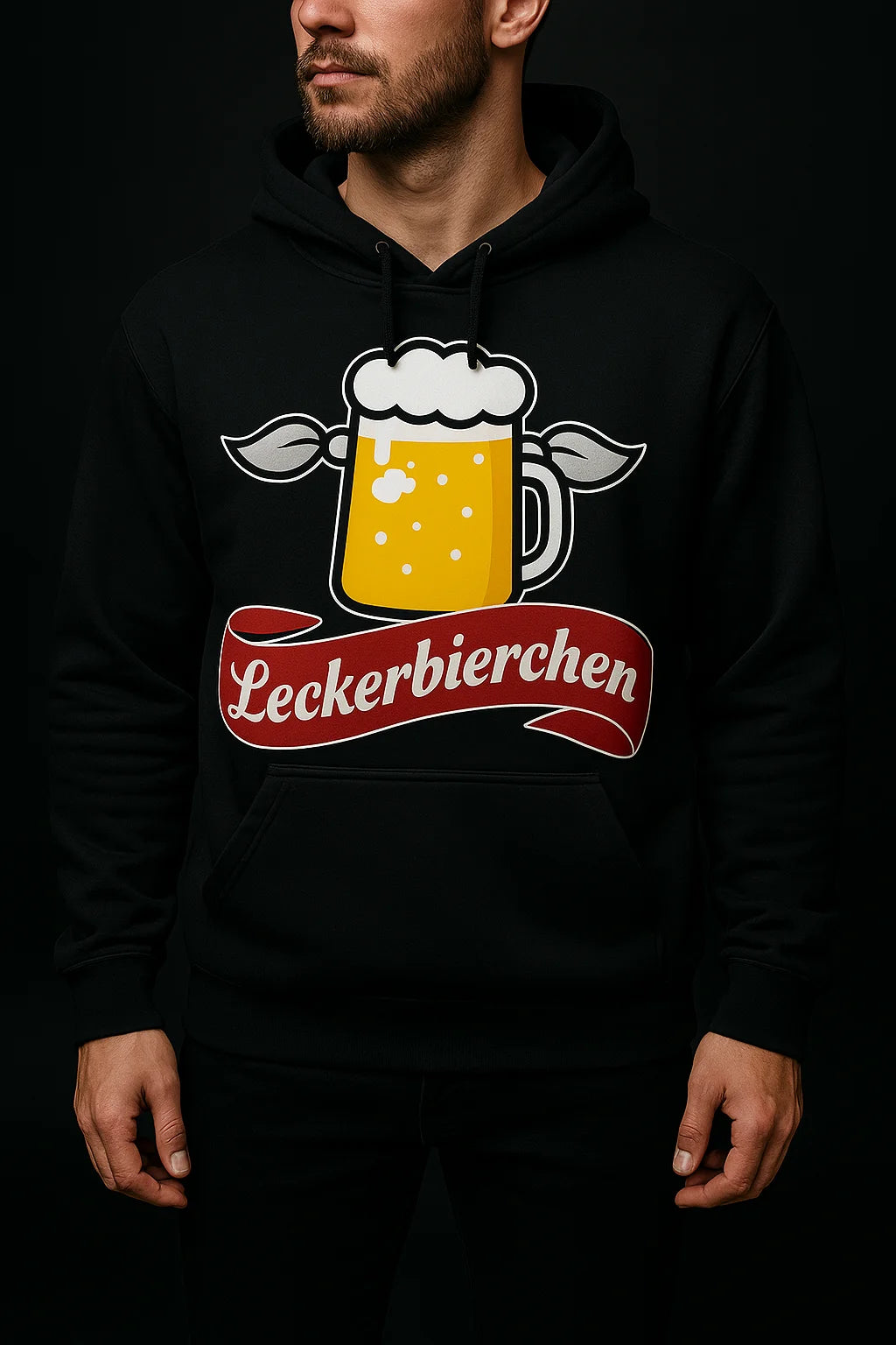 Schwarzer Hoodie mit Bierglas und Flügeln als Cartoon-Motiv, darunter der Schriftzug Leckerbierchen in einem roten Banner. Getragen von einem Mann vor dunklem Hintergrund.
