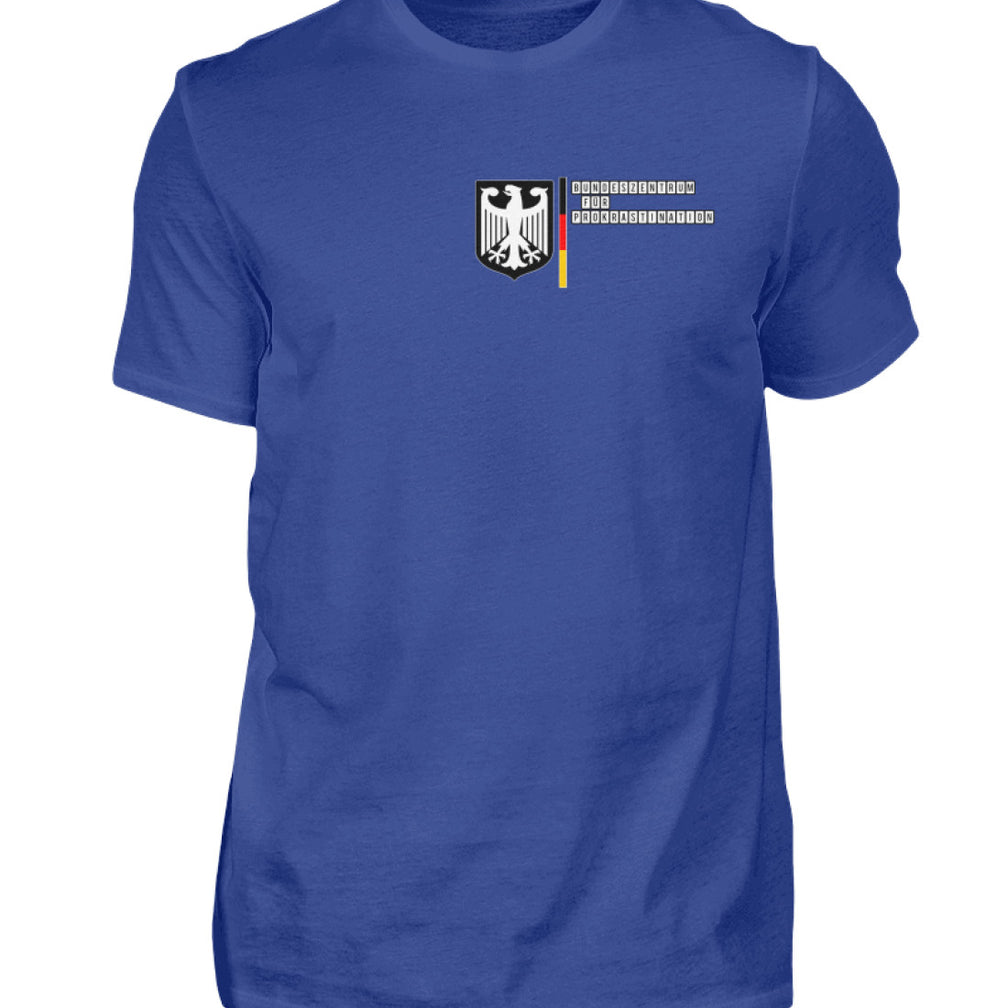 Unser Herrenshirt mit einem lustigen Prokrastinationsdesign ist genau das Richtige für alle, die den Kampf gegen das Aufschieben mit Humor nehmen. Dieses Shirt ist mehr als nur ein Kleidungsstück; es ist eine Hommage an die Kunst der Ablenkung.