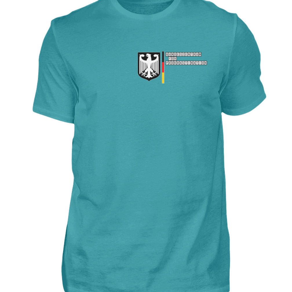 Unser Herrenshirt mit einem lustigen Prokrastinationsdesign ist genau das Richtige für alle, die den Kampf gegen das Aufschieben mit Humor nehmen. Dieses Shirt ist mehr als nur ein Kleidungsstück; es ist eine Hommage an die Kunst der Ablenkung.