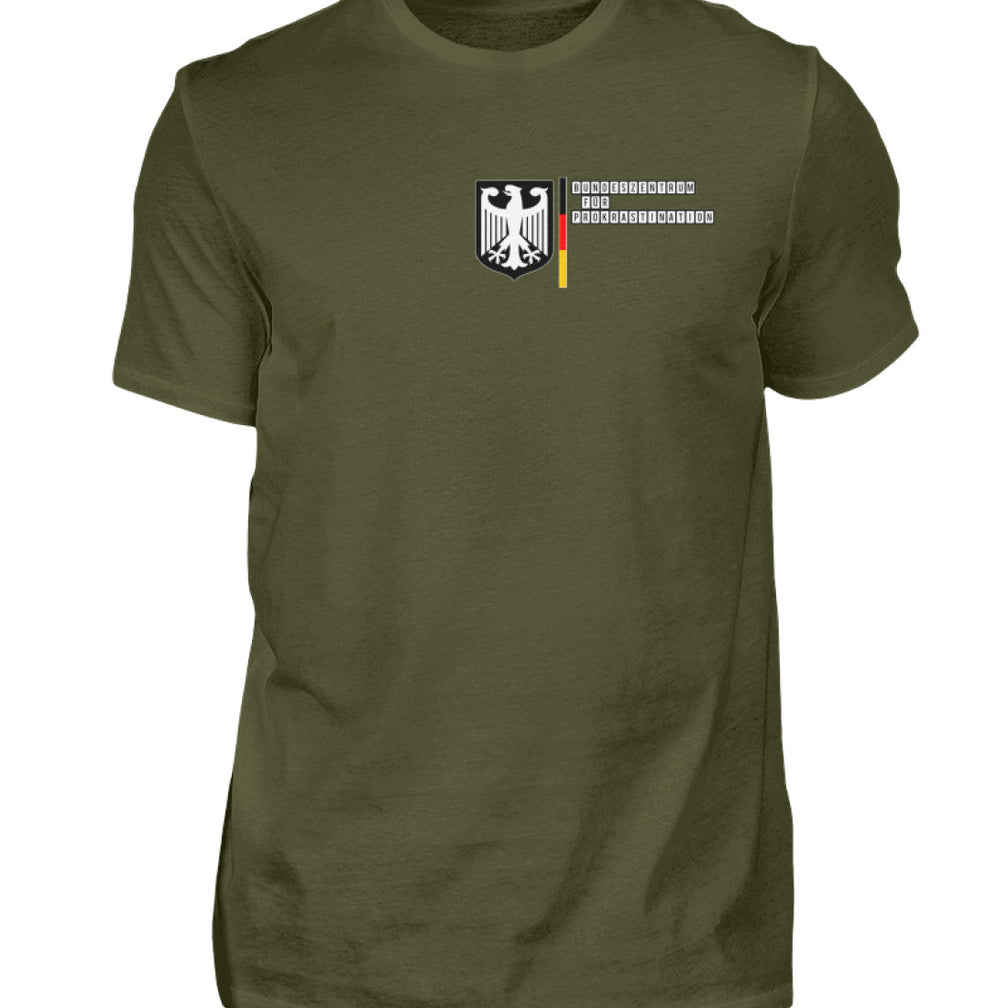 Unser Herrenshirt mit einem lustigen Prokrastinationsdesign ist genau das Richtige für alle, die den Kampf gegen das Aufschieben mit Humor nehmen. Dieses Shirt ist mehr als nur ein Kleidungsstück; es ist eine Hommage an die Kunst der Ablenkung.