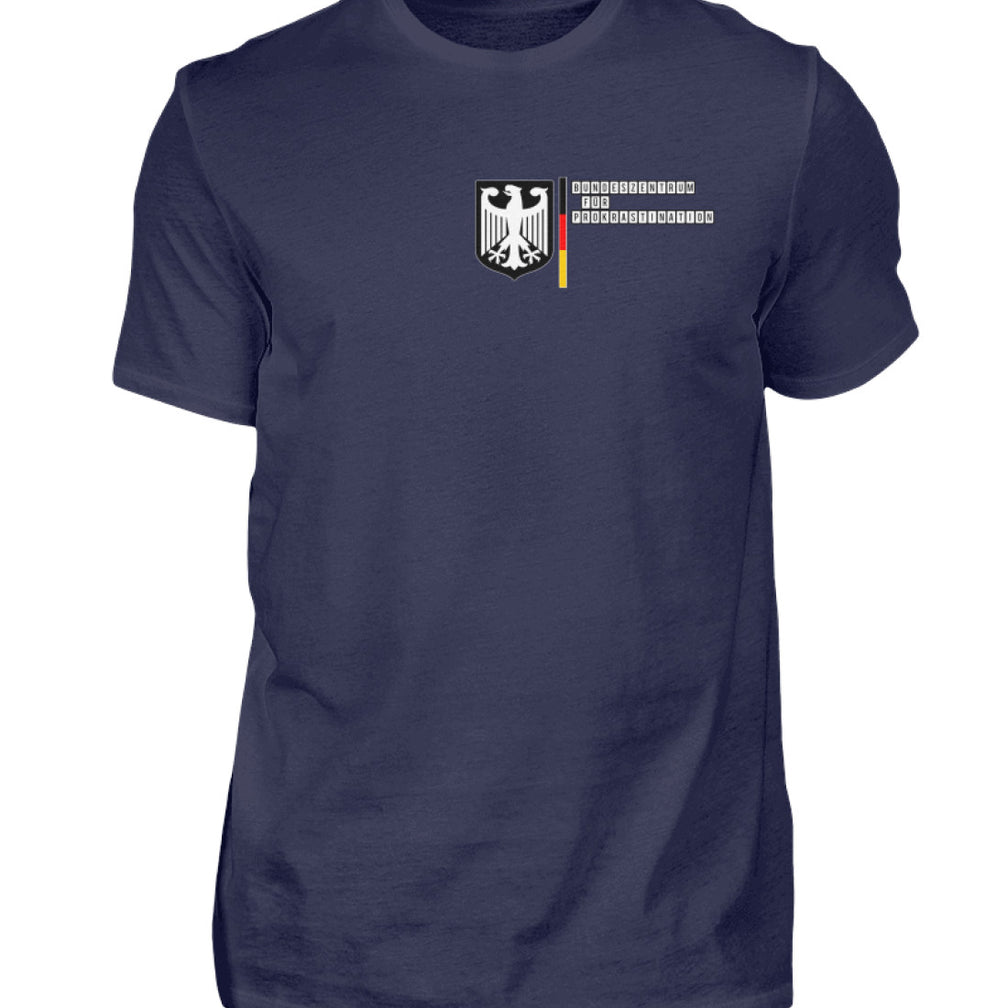 Unser Herrenshirt mit einem lustigen Prokrastinationsdesign ist genau das Richtige für alle, die den Kampf gegen das Aufschieben mit Humor nehmen. Dieses Shirt ist mehr als nur ein Kleidungsstück; es ist eine Hommage an die Kunst der Ablenkung.