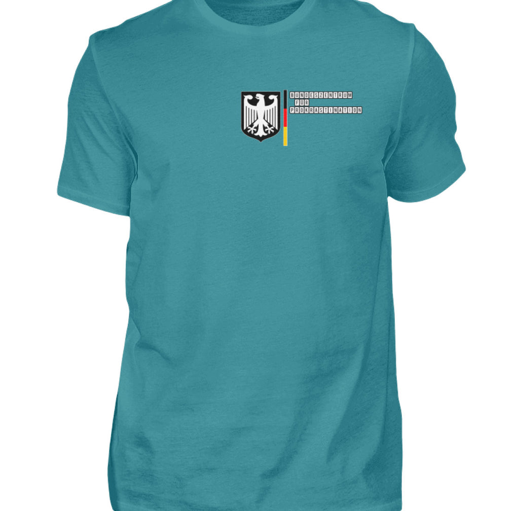 Unser Herrenshirt mit einem lustigen Prokrastinationsdesign ist genau das Richtige für alle, die den Kampf gegen das Aufschieben mit Humor nehmen. Dieses Shirt ist mehr als nur ein Kleidungsstück; es ist eine Hommage an die Kunst der Ablenkung.