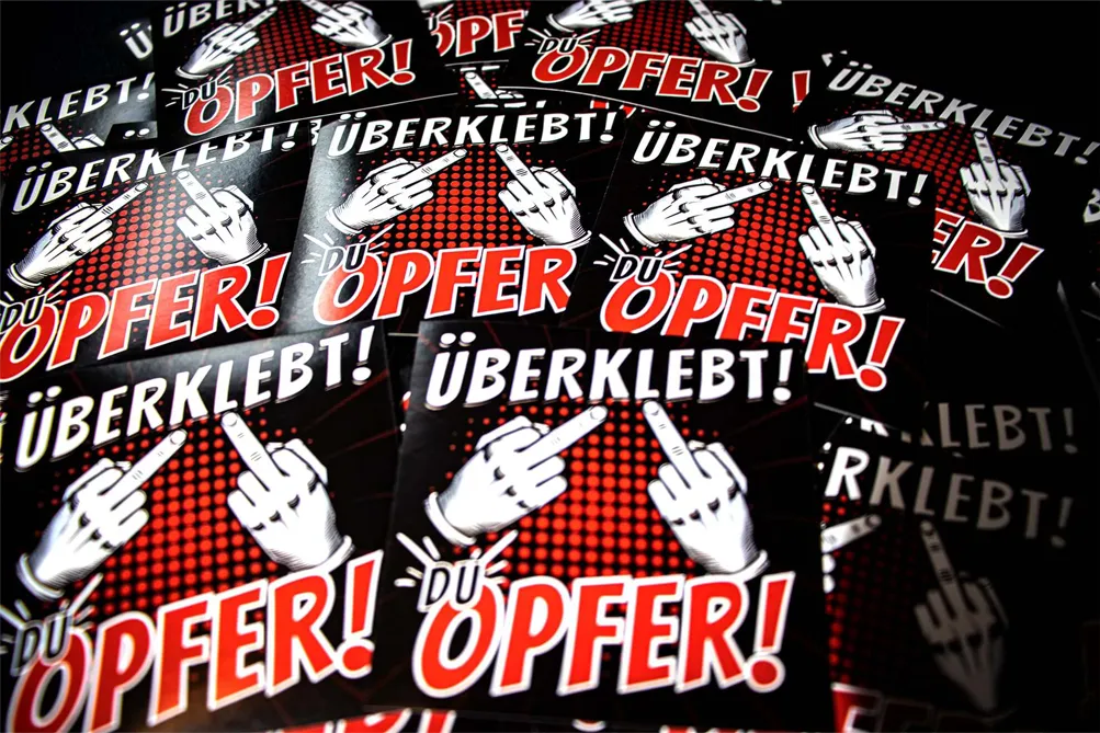 Provokanter Überklebt Du Opfer Sticker mit Comic-Mittelfingern und rotem Pop-Art-Hintergrund