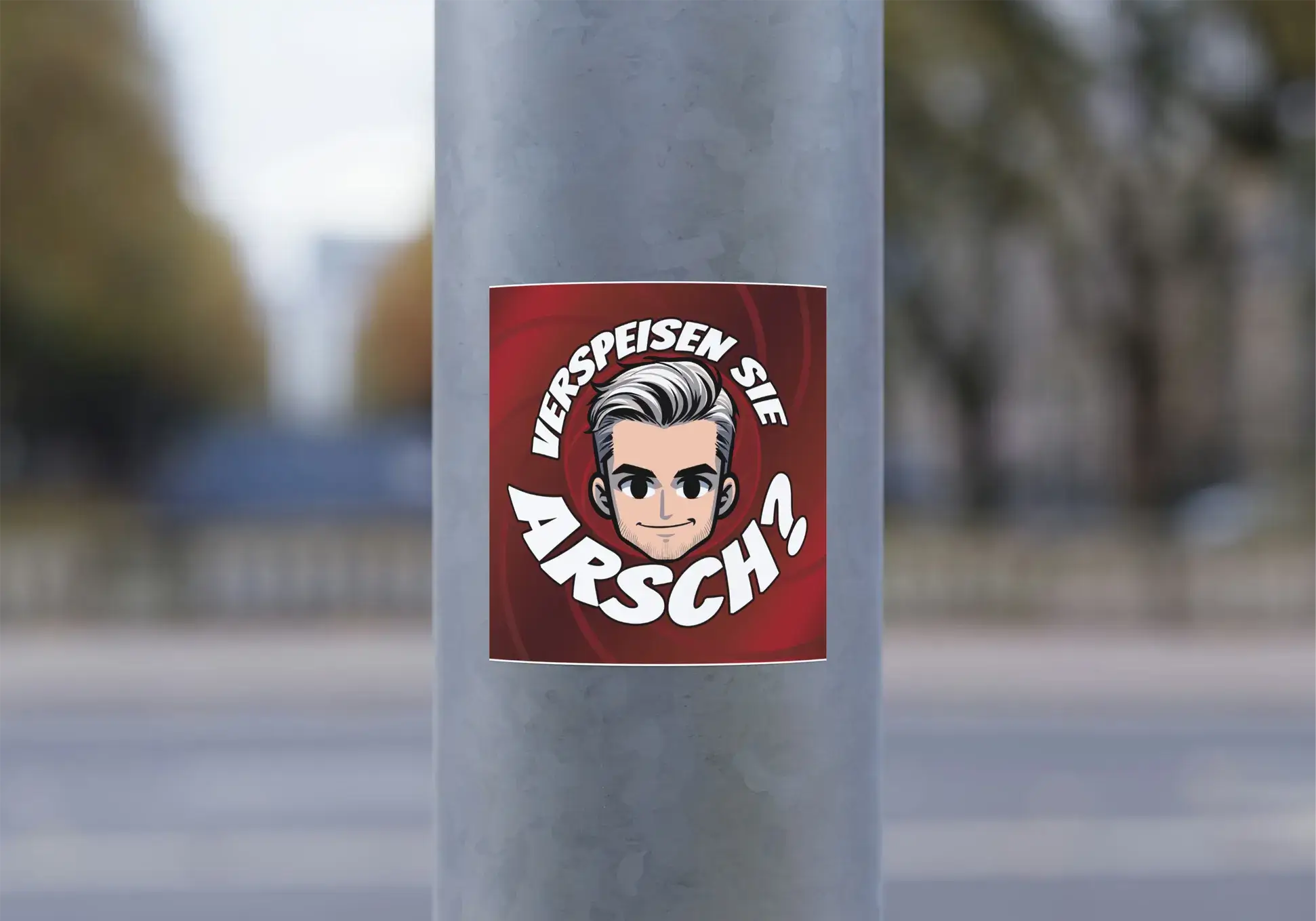 Humorvoller Sticker mit der Aufschrift verspeisen sie arsch auf grauer Laterne, auffälliger Eyecatcher im urbanen Raum